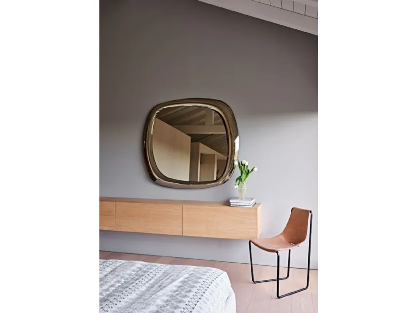 Specchio Bold H120 con cornice in vetro bronzo di Midj