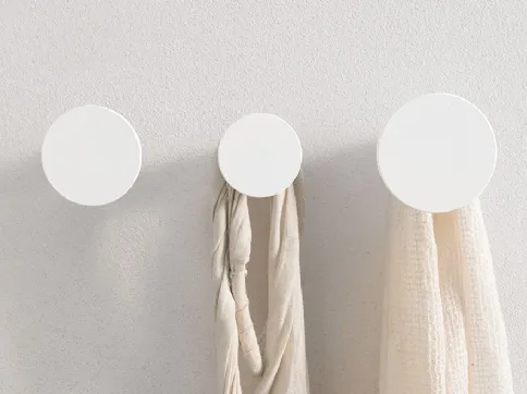 Appendiabiti dal design minimale in laccato bianco Wall-Up di Caos Creativo by Rossi&Co