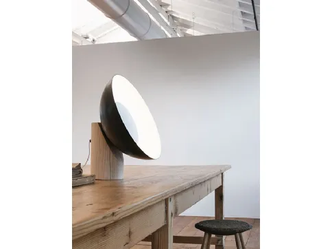 Lampada da tavolo in legno e metallo che rileva la luce e la diffonde ad ampio raggio Radar di Caos Creativo by Rossi&Co