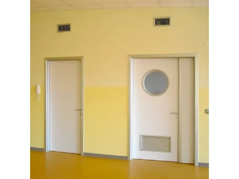 Porta tecnica in alluminio per Ambulatori di Farm Legno