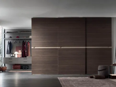 Armadio Tag in Rovere Thea con inserto in laccato nichel opaco di Maronese Acf