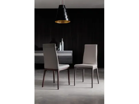 Sedia in pelle con base in faggio tinto Blues di Ozzio