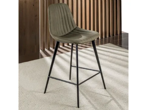 Sgabello Cinquecento Stool 4 gambe 65 rivestito in eco Nabuk imbotttito e trapuntato con struttura in metallo verniciato nero di La Seggiola