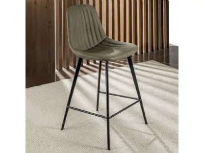 Sgabello Cinquecento Stool 4 gambe 65 rivestito in eco Nabuk imbotttito e trapuntato con struttura in metallo verniciato nero di La Seggiola