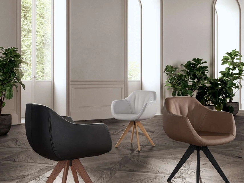Sedia moderna con braccioli rivestita in pelle con base in legno Delia di Ozzio