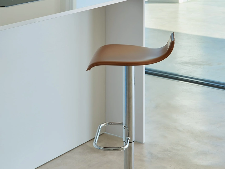 Sgabello Ego SG405gas in cuoio di Friulsedie