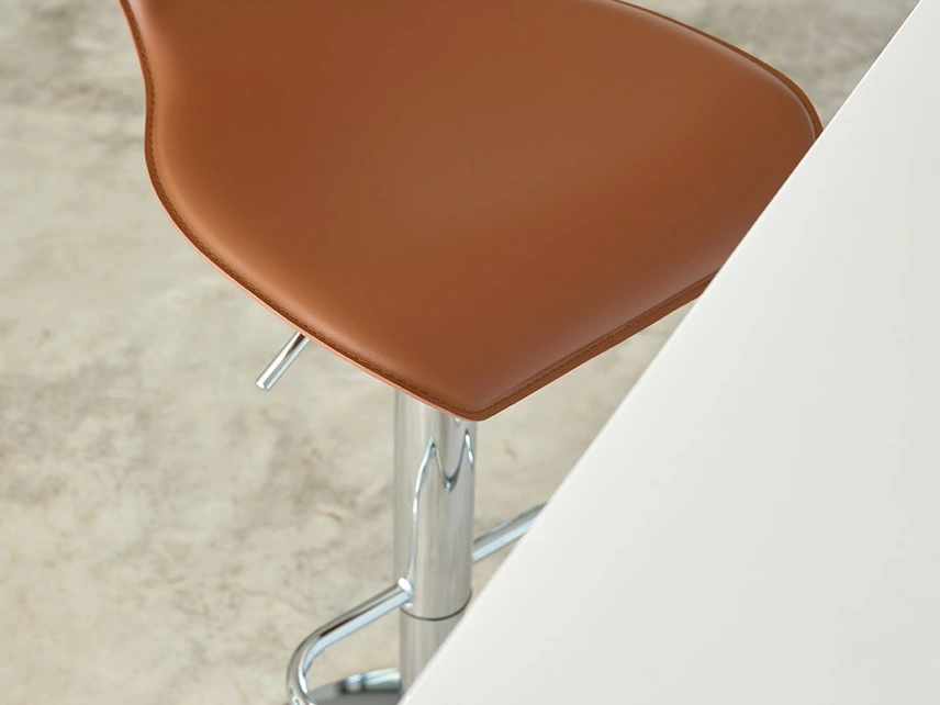 Sgabello Ego SG405gas in cuoio di Friulsedie