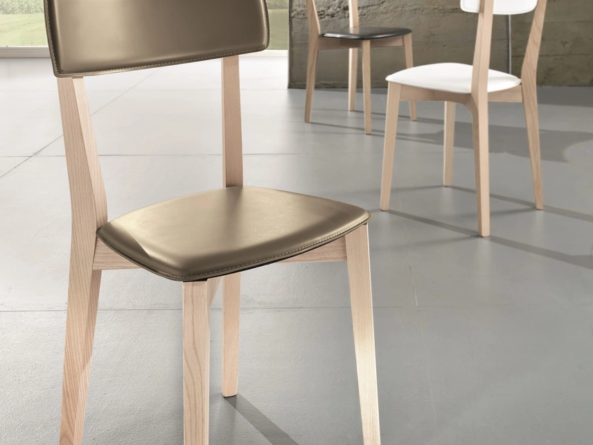 Sedia Ginger S132 in cuoio e legno di Friulsedie