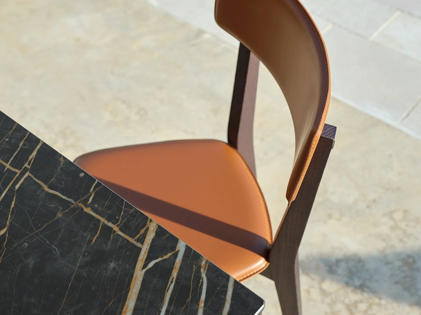 Sedia Ginger S132 in cuoio e legno di Friulsedie