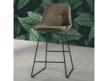 Sgabello Norway Stool slitta in eco Nabuk con struttura in metallo verniciato nero di La Seggiola