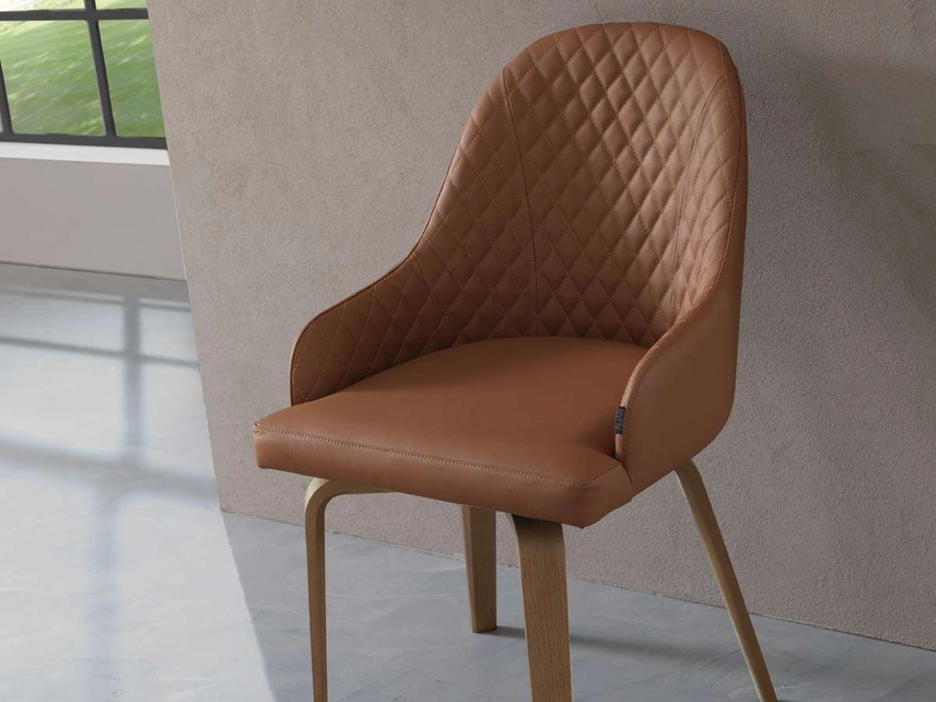 Sedia Atena in pelle con gambe in legno di Ozzio