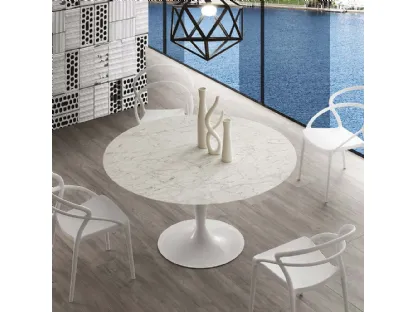 Tavolo rotondo Island Marble con top in marmo bianco di Carrara e base in acciaio verniciato bianco di La Seggiola