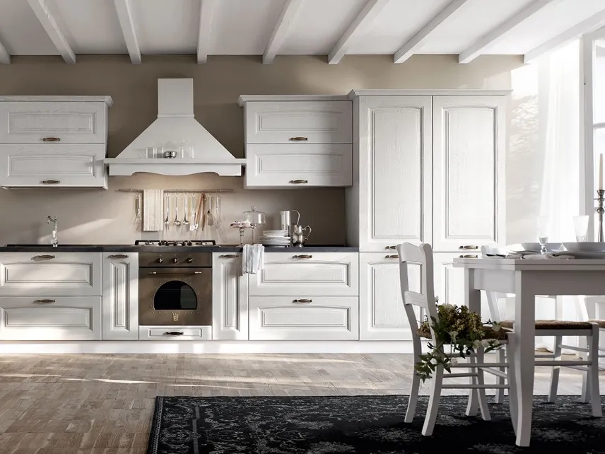 Cucina Classica lineare Provenza in massello di frassino finitura decapè bianco di Forma la cucina