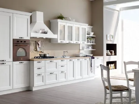 Cucina Classica Venezia in massello di frassino finitura decapè bianco di Forma la cucina