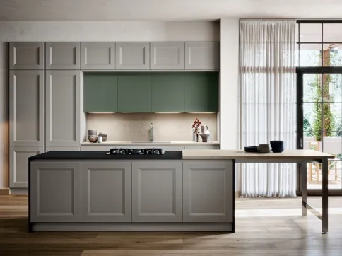 Cucina Moderna con isola Asia in materico laccato ardesia e laccato opaco verde bosco di Forma la cucina
