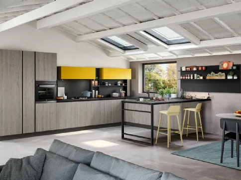 Cucina Moderna angolare con penisola Trend 30 in finitura rovere grey e laccato opaco zafferano di Forma la cucina