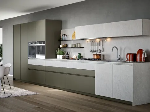 Cucina Moderna Trend lineare in laccato opaco muschio e finitura pietra piave di Forma la cucina