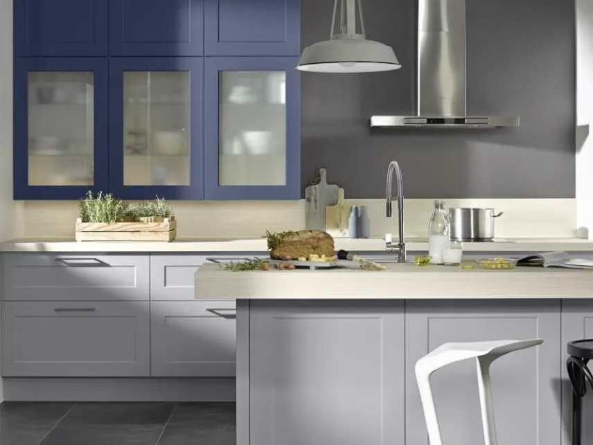 Cucina su misura con penisola Frame Lack Grigio e Mirtillo di Nolte