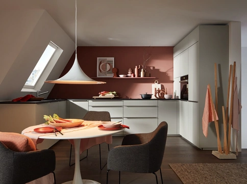 Cucina angolare su misura Plus Grigio Platino di Nolte
