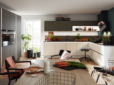Cucina angolare su misura Portland Plus Bianco e Cemento Antracite di Nolte