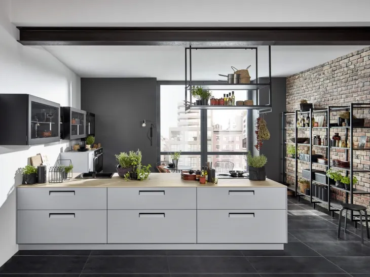 Cucina in laccato opaco grigio nero e ante a vetro di Nolte